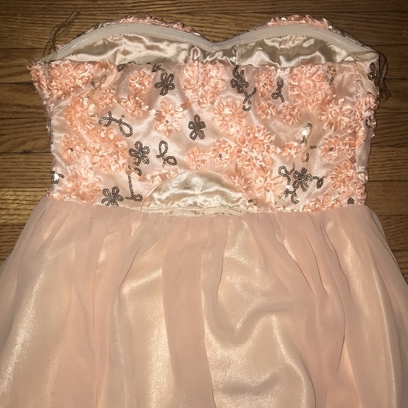 Parisian collection, hand crafted with love. Peach size small. Halter top style - Picture 5 of 6